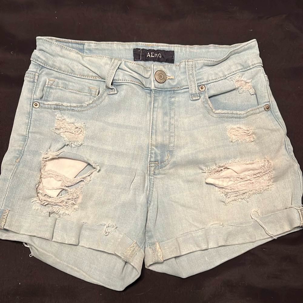 Aero distressed light colored Jean shorts.
Size 2